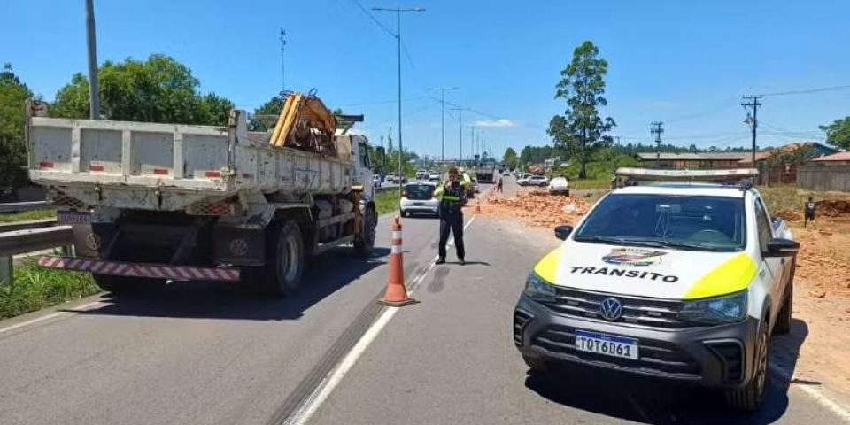 Carga de tijolo cai sobre moto e mata duas pessoas na ERS-118 em Gravataí