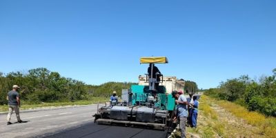 Prefeitura de Camaquã retoma serviço de aplicação de asfalto na Avenida Ayrton Senna