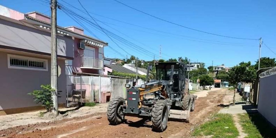 Prefeitura de Camaquã realiza rebaixamento de solo na Rua Estevão Medina, no bairro Bom Sucesso