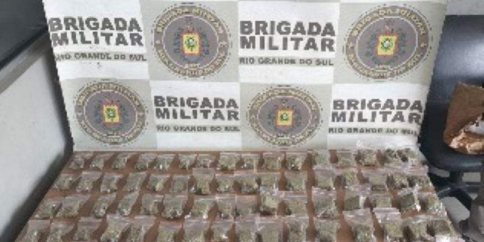Homem de 22 anos é preso com 75 porções de maconha em Pelotas
