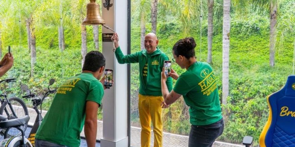 Luciano Hang é recebido com festa pelos colaboradores após uma semana internado