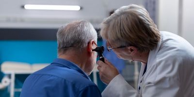 Zumbido e eco da própria voz: saiba reconhecer os sinais da otosclerose e quando buscar ajuda médica