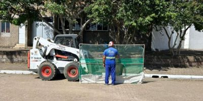 Com auxílio da máquina bobcat, trabalhos de limpeza e manutenção são realizados em Cristal