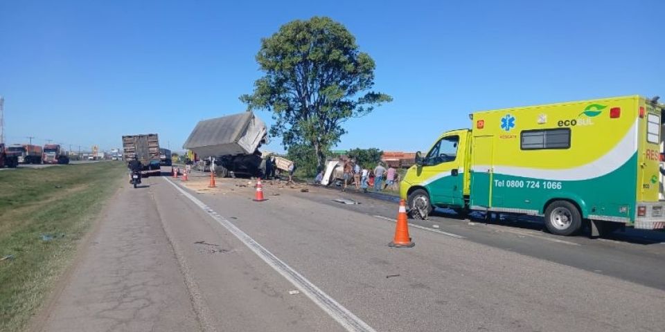 Colisão entre três carretas deixa um morto e outro ferido na BR-392 em Rio Grande