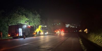 Vítima de acidente é retirada com vida após ficar presa às ferragens na BR-392