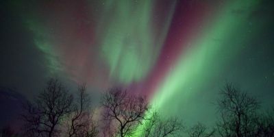 Porque a aurora boreal parece mais intensa nas fotos do que na visão humana?