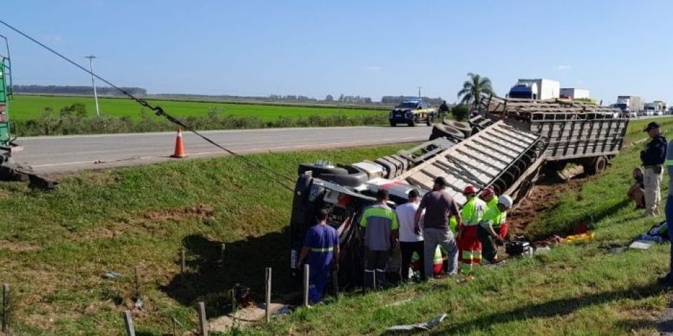 Saída de pista de carreta com carga viva causa transtornos na BR-116 em Pelotas
