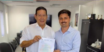 Prefeito de Arambaré se reúne com o senador Hamilton Mourão e solicita nova van para a Secretaria de Saúde