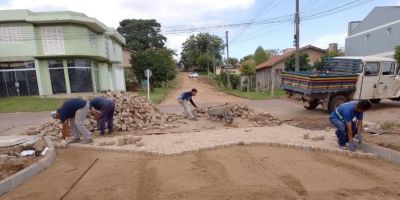 Começa a obra de calçamento na Rua Estevão Medina, no bairro Bom Sucesso, em Camaquã