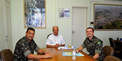 Prefeito de Camaquã recebe capitão do 3° Batalhão Logístico