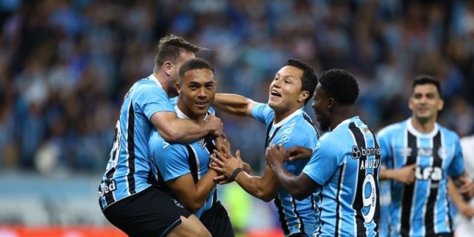 Com gols de Carlos Vinicius e Amuzu, Grêmio vence o Vasco pelo Brasileirão 2025