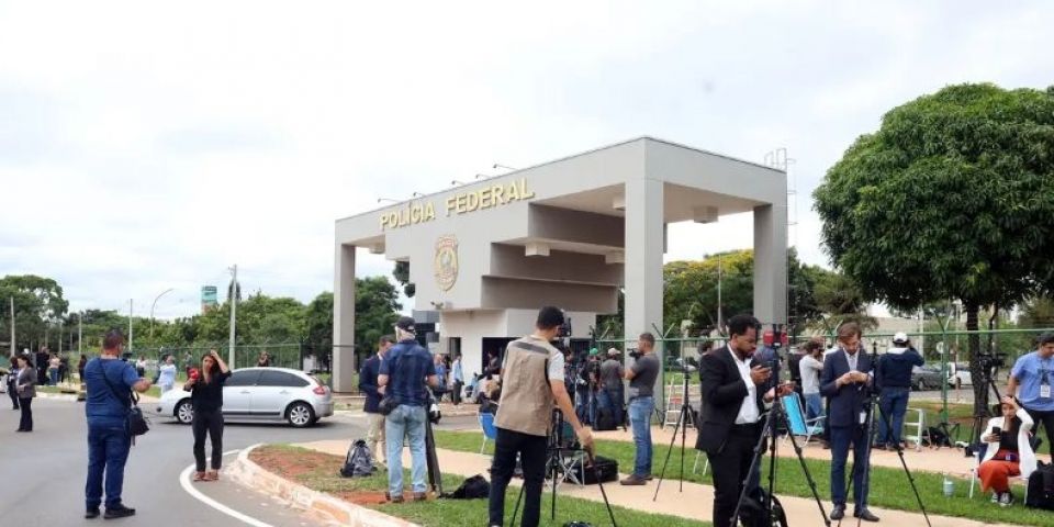 Alexandre de Moraes autoriza visita de Michelle a Jair Bolsonaro na PF
