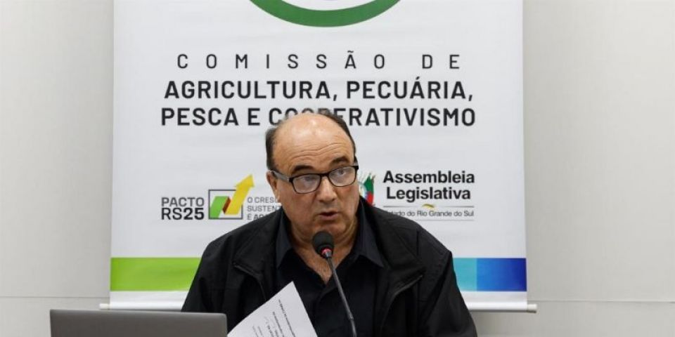 Comissão de Agricultura realiza audiência pública sobre a crise na cadeia produtiva do leite no RS