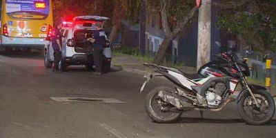 Motociclista vai parar embaixo de ônibus e morre em Porto Alegre