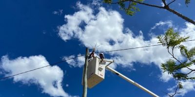 Secretaria de Infraestrutura instala lâmpadas natalinas na Prainha, em Camaquã