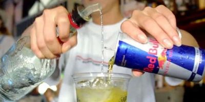 Mistura de álcool e energéticos preocupa especialistas e traz riscos à saúde cardiovascular
