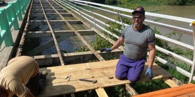 Secretaria de Infraestrutura de Camaquã realiza recuperação da passarela da ponte do Arroio Duro