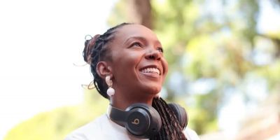 Ativista que quer “calçar o mundo” já distribuiu 60 mil chinelos