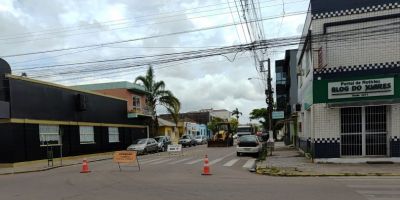 Trecho da Rua Acindino Inácio Dias está bloqueado para conserto de rede de água rompida em Camaquã