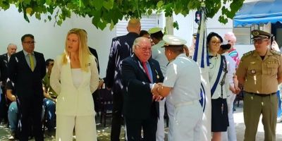 Prefeito de Tapes recebe medalha Amigo da Marinha na Capitania Fluvial de Porto Alegre