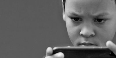 Uso excessivo de telas altera vínculos familiares e acende alerta entre educadores