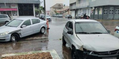 Colisão entre dois carros é registrada no centro de Camaquã