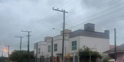 Trecho de importante via de Arambaré é interditado por risco de queda de poste