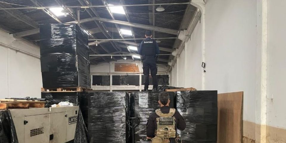 Ação conjunta da PF e RF desarticula fábrica clandestina de cigarros no RS