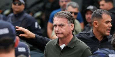 Defesa de Bolsonaro reitera pedido por cirurgia e prisão domiciliar