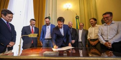 Eduardo Leite sanciona projetos de lei que abrangem agro, desenvolvimento econômico, infraestrutura e educação