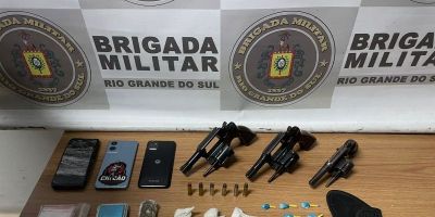 Após denúncias anônimas, homem é preso com revólveres e drogas em Camaquã