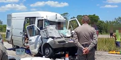 Colisão traseira entre van e caminhão deixa um ferido na BR-116, em Camaquã