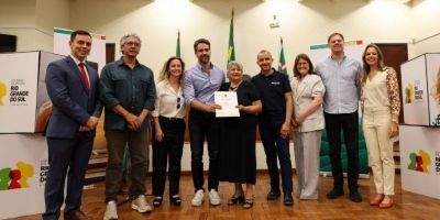 Eduardo Leite entrega 104 títulos definitivos a produtores rurais de Santana do Livramento