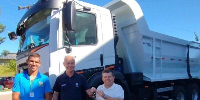 Para qualificar serviços de infraestrutura, Chuvisca recebe novo caminhão