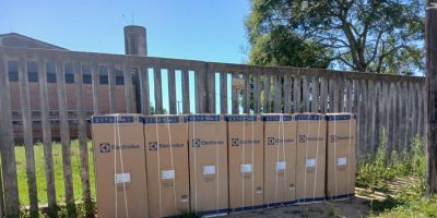 Prefeitura de Camaquã entrega 31 geladeiras a famílias do bairro Cônego Walter