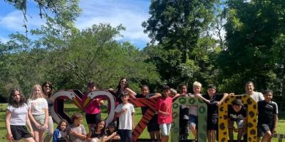 Alunos que venceram concurso para nomear mascote do Projeto Aprende + Camaquã visitam zoológico