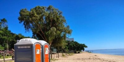 Prefeitura de Tapes instala banheiros químicos em pontos estratégicos da orla