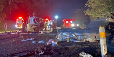 Colisão entre micro-ônibus e caminhão deixa cinco mortos na BR-386 no Norte do RS