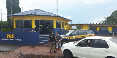 PRF prende homem fumando maconha e dirigindo veículo clonado, em Guaíba