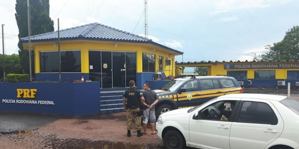 PRF prende homem fumando maconha e dirigindo veículo clonado, em Guaíba