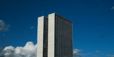 Câmara cancela passaporte diplomático de Eduardo Bolsonaro e Ramagem