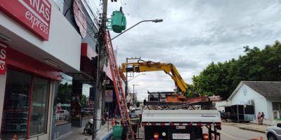 CEEE Equatorial realiza substituição de transformador que explodiu no centro de Camaquã