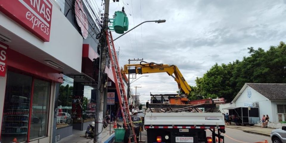 CEEE Equatorial realiza substituição de transformador que explodiu no centro de Camaquã