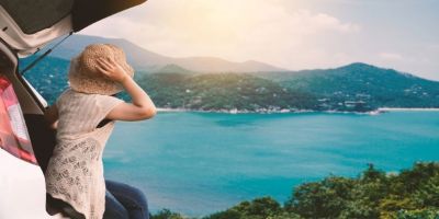 Confira sete cuidados simples que evitam desconfortos e riscos durante viagens no verão