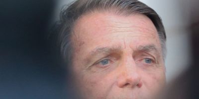 Bolsonaro é submetido à cirurgia para tratamento de hérnia bilateral