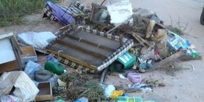 Descartes de lixo são encontrados na estrada do Cordeiro em Camaquã