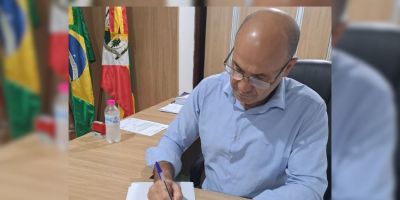 Prefeito de Amaral Ferrador assina contrato que autoriza início das obras da Casa Lar