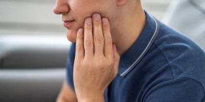 Confira o motivo para o bruxismo se intensificar no fim do ano