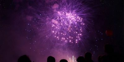 Queima de fogos pode desencadear crise sensorial em autistas, alerta especialista