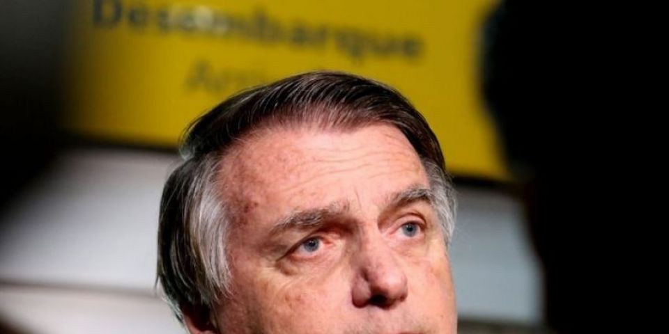 Bolsonaro recebe alta hospitalar e volta a cumprir pena na PF